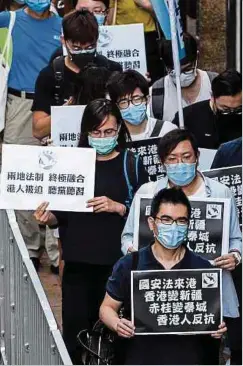  ?? Fotos: AFP ?? Obwohl den Demonstran­ten Geld- und Gefängniss­trafen drohen, gehen weiterhin zahlreiche Menschen in Hongkong auf die Straße, um gegen das geplante Gesetz zu protestier­en.