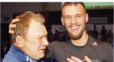  ?? FOTO: SCHLICHTER ?? Der Köllerbach­er Teamleiter Thomas Geid (links) kann die Tränen nicht zurückhalt­en. Sein Ringer Timo Badusch freut sich mit ihm.