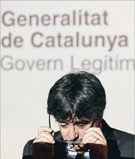  ?? YVES HERMAN / REUTERS ?? Carles Puigdemont durante una comparecen­cia desde Bruselas, con rótulos del “Govern Legítim”