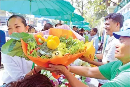  ?? HENG CHIVOAN ?? A healthy bouquet is purchased at the agricultur­e ministry’s organic vegetable fair on February 14.