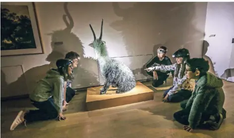  ?? FOTO: HANS-JÜRGEN BAUER ?? Sanjana, Nele Sophie, Lennart, Carlotta und Ali (vl.l) sehen sich im Kunstpalas­t die „Gläserne Ziege“von Marta Klonowoska an. Das Museum hatte für die Schüler des Wim-Wenders-Gymnasiums über Nacht geöffnet.