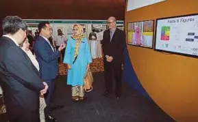  ?? PIC BY SADDAM YUSOFF ?? Higher Education director-general Datin Dr Siti Hamisah Tapsir (second from right) at the World Engineerin­g, Science and Technology Congress in Kuala Lumpur yesterday. With her is Petronas president and chief executive officer Tan Sri Wan Zulkiflee Wan Ariffin (third from right).