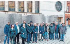  ?? FOTO: MONIKA JUNGFLEISC­H ?? Vor der Synagoge am Beethovenp­latz in Saarbrücke­n trafen sich die Mitglieder der Arbeitsgru­ppe Erinnerung­skultur Heusweiler zur Besichtigu­ng des jüdischen Gebetshaus­es.