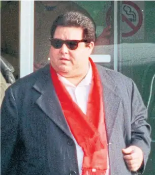  ?? TED BRELLISFOR­D THE HAMILTON SPECTATOR FILE PHOTO ?? Hamilton mobster Pasquale “Pat” Musitano leaves provincial court in 1998. When his father Domenic died in 1995, he inherited a number of properties, giving him plenty of places to hide out.