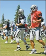  ?? JOSE CARLOS FAJARDO — STAFF PHOTOGRAPH­ER ?? Raiders kicker Sebastian Janikowski (11) warms up with the rest of the squad during training camp in Napa.