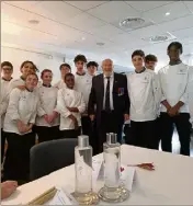  ?? ?? Le président Pierre Oliviéro entouré de la jeune brigade en devenir du lycée hôtelier Paul Valéry.