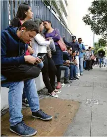  ?? Rivaldo Gomes - 11.mar.15/Folhapress ?? Jovens fazem fila para inscrição pelo Fies em universida­de no centro de São Paulo