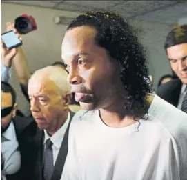  ?? FOTO: AP ?? Ronaldinho, el día de su detención en Asunción por utilizar un pasaporte falso