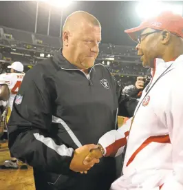  ?? JOSE CARLOS FAJARDO/STAFF ARCHIVES ?? Raiders coach Tom Cable shakes hands with 49ers coach Mike Singletary after a 2010 game.