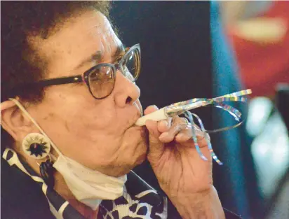  ?? JEFF VORVA/DAILY SOUTHTOWN PHOTOS ?? Pearline Tayor, 87, of Country Club Hills, joins other women in tooting their own horn with a noisemaker during a Senior Mother’s Day celebratio­n in Matteson.