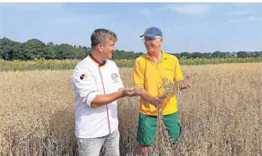  ?? FOTO: BÜSCH ?? Büsch-Betriebsle­iter und BrotSommel­ier Thorsten Hilkenbach sowie Andreas Mesch vom Gutsbetrie­b Kalbeck begutachte­n den exklusiv für Büsch angebauten Hafer.