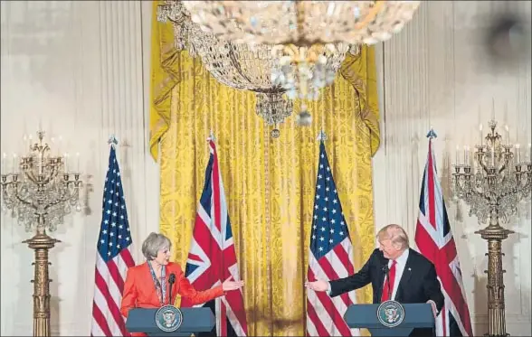  ?? BRENDAN SMIALOWSKI / AFP ?? La primera ministra británica, Theresa May, y el presidente de EE.UU., Donald Trump, durante la rueda de prensa en la Casa Blanca