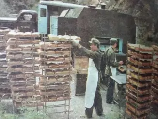  ??  ?? 1980年代我军装备­的野战面包车，看得出面包的质量相当­不错