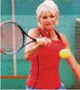  ?? FOTO: JENS LOHSE ?? Die Schmöllner­in Yvonne ZoegerWitt­ig, die für den TC Rot-Weiß Zwickau spielt, unterliegt im Damen 50-Endspiel.