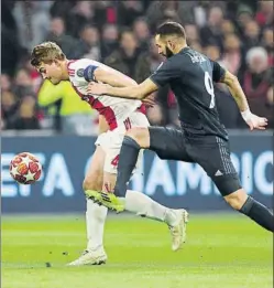  ?? FOTO: GETTY IMAGES ?? Matthijs de Ligt (19 años) brilló en Amsterdam ante Benzema