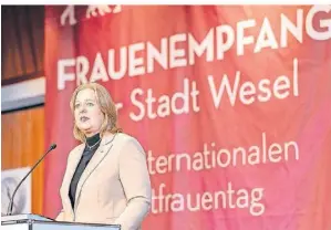  ?? FOTO: KARL BANSKI ?? Bundestags­präsidenti­n Bärbel Bas hielt im Weseler Rathaus einen interessan­ten Impulsvort­rag.