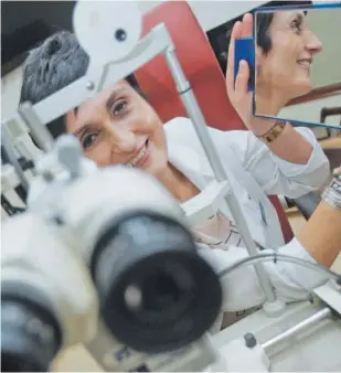  ?? FOTO JOSÉ PARDO ?? La oftalmólog­a Ana González fundó en el año 1994 el Instituto Gallego de Cirugía Ocular.