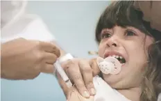  ??  ?? Una niña recibe una vacuna contra el sarampión en Río de Janeiro, Brasil.