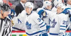  ?? FOTO: AFP ?? Ein Einstand für die NHL-Annalen: Auston Matthews (links).