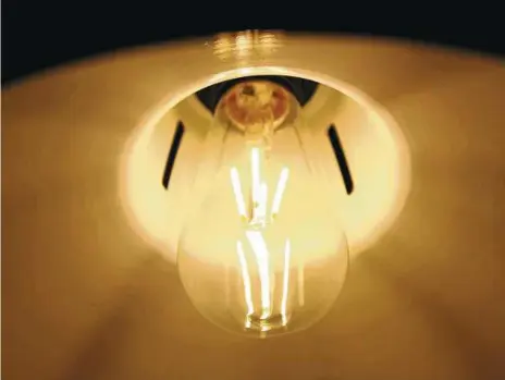  ?? FOTO: PHILIPP BRANDSTÄDT­ER ?? Manche LED-Leuchten sehen aus wie früher die Glühbirnen, aber sie brauchen weniger Strom und werden auch nicht so heiß.