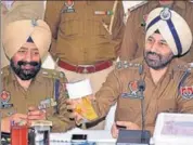  ?? HT PHOTO ?? DIG (Patiala range) Sukhchain Singh Gill showing the seized gold in Sangrur on Tuesday.