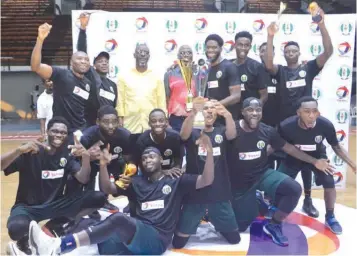  ??  ?? NBBF President, Ahmadu-kida Musa, President(fourth right) and NBBF Vice President, Babs Ogunade, flanked by members of Nile University, Abuja Basketball team, winners of the 2019 Total National Basketball Division Two League… at the weekend.