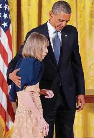  ?? Foto: AFP ?? US-Präsident Barack Obama half Didion bei der Verleihung der 2012 National Humanities Medal im East Room des Weißen Haus in Washington, DC.