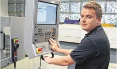  ??  ?? Oliver Linnert (19) aus Berghülen ist bei der Firma Meba im dritten Lehrjahr zum Zerspanung­smechanike­r. Die Abschlussp­rüfungen stehen an.