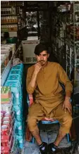  ?? Foto: dpa ?? Ein Händler wartet in Kabul auf Kunden. Es fehlt an Kaufkraft.