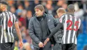  ?? REUTERS ?? Chelsea coach Antonio Conte (centre) hasn’t given results.