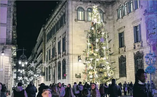  ?? CÉSAR RANGEL ?? Sobriedad por doquier. Muchos se preguntan por qué lugares tan singulares como la plaza Sant Jaume tienen una decoración tan austera