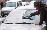  ?? FOTOS: BODO MARKS ?? Ein kleines Guckloch für freie Sicht reicht nicht aus. Das komplette Auto muss schneefrei sein.