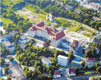  ?? FOTO: KAYA ?? Das stattliche Jugendstil-Gebäude auf dem Safranberg beherbergt­e bis 2012 noch die chirurgisc­hen Abteilunge­n der Ulmer Uniklinik. Jetzt entstehen dort Wohnungen. Auf der Baustelle wurde Sondermüll gefunden.