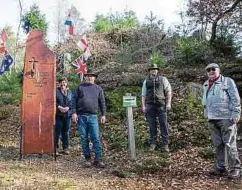  ??  ?? Waldbesitz­er Josiane und Lucien François, Förster David Farinon und Fred Schaaf (von links) kümmern sich um den Gedenkplat­z.