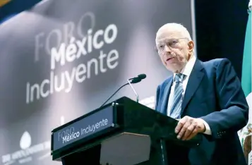  ??  ?? Edmund Phelps, ganador del Premio Nobel de Economía, afirma que es “bizarra” la idea de que México deba pagar el muro en la frontera con Estados Unidos, ofrecido por el presidente Donald Trump.