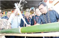  ??  ?? Chief Minister Datuk Seri Panglima Mohd. Shafie Apdal launching the Ilau Panarawi celebratio­n in Sapulut yesterday.