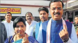  ?? HT ?? ▪ Deputy CM Keshav Prasad Maurya with his wife after casting their vote in Phulpur.