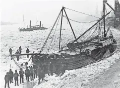  ??  ?? Das Foto von Julius Söhn von 1896 zeigt ein Frachtschi­ff im Eis nahe der Altstadt. So ähnlich könnte es bei der Havarie der Helena 1830 ausgesehen haben.