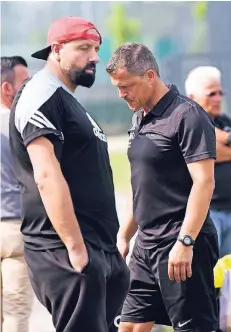  ??  ?? Enttäuscht: Trainer Maik Franke (r.) und Betreuer Mehmet Arslan.