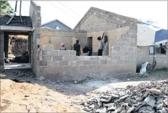  ?? PICTURE: TUMI PAKKIES ?? DEATH ZONE: A dream home becomes a disaster site with the shattered roof tiles heaped in the Chili family’s yard, a stark sign of the tragedy that claimed the lives of a young mother and her daughter.
