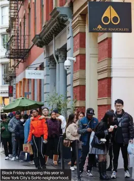  ?? ?? Black Friday shopping this year in New York City's SoHo neighborho­od.