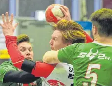  ?? FOTO: VOG ?? Die Handballer der SG Hofen/Hüttlingen (grünes Trikot) bekamen Bettringen nicht in den Griff.