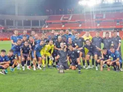  ?? ?? Los jugadores del Málaga posan en el césped con el trofeo ganado.