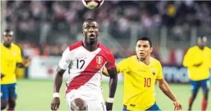  ?? AFP. ?? Luis Advíncula (12), de Perú, en disputa con Jefferson Montero (10), de Ecuador, el jueves.