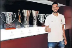  ??  ?? Mejri, ayer en la sala de trofeos del Madrid tras firmar su contrato.