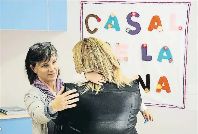  ?? MERCÈ GILI ?? Silvia abraza a Pilar, con su hija en brazos, en el Casal de la Dona de Lleida; la mirada de la primera destila el cariño con el que se recibe a las mujeres maltratada­s