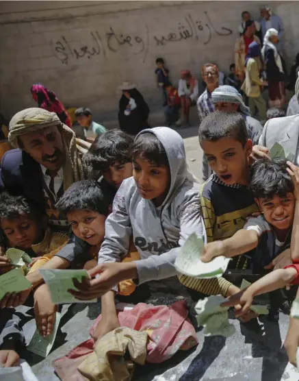  ??  ?? NÄRA GRÄNSEN TILL SVÄLT. Jemeniter väntar på matransone­r i huvudstade­n Sanaa i Jemen, men de räcker inte till.