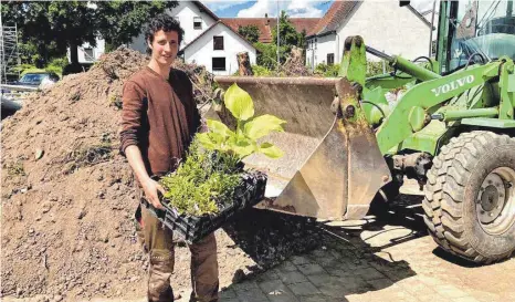  ?? FOTO: PR/GALL ?? Neben der Gartengest­altung mit Stein spielen die Pflanzen ebenfalls eine wichtige Rolle. Hier wünschen sich viele einheimisc­he Gehölze mit denen Tobias Gall auch sehr gerne im Hinblick auf ihre Ökologie arbeitet.