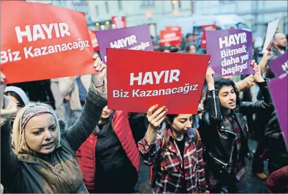  ?? TOLGA BOZOGLU / EFE ?? Manifestac­ión de protesta ayer en Estambul contra la reforma constituci­onal: “No, venceremos”, se lee en las pancartas