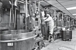  ?? BLOOMBERG ?? An employee performs maintenanc­e on a chemical mixing machine in an Eastman Kodak Corp film manufactur­ing facility in Rochester, New York.